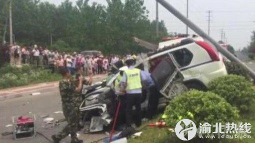江苏扬州轿车警车相撞 警车报废人员伤情严重