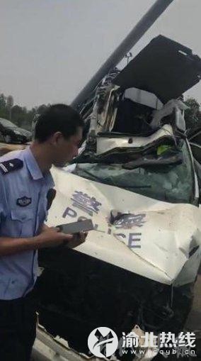 江苏扬州轿车警车相撞 警车报废人员伤情严重